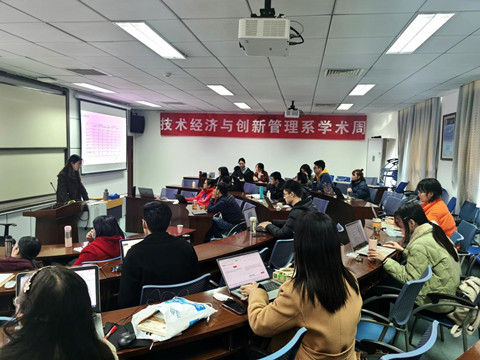 张克群老师和龚丽敏老师对张依琳同学的汇报提出建议此次"学术周"活动