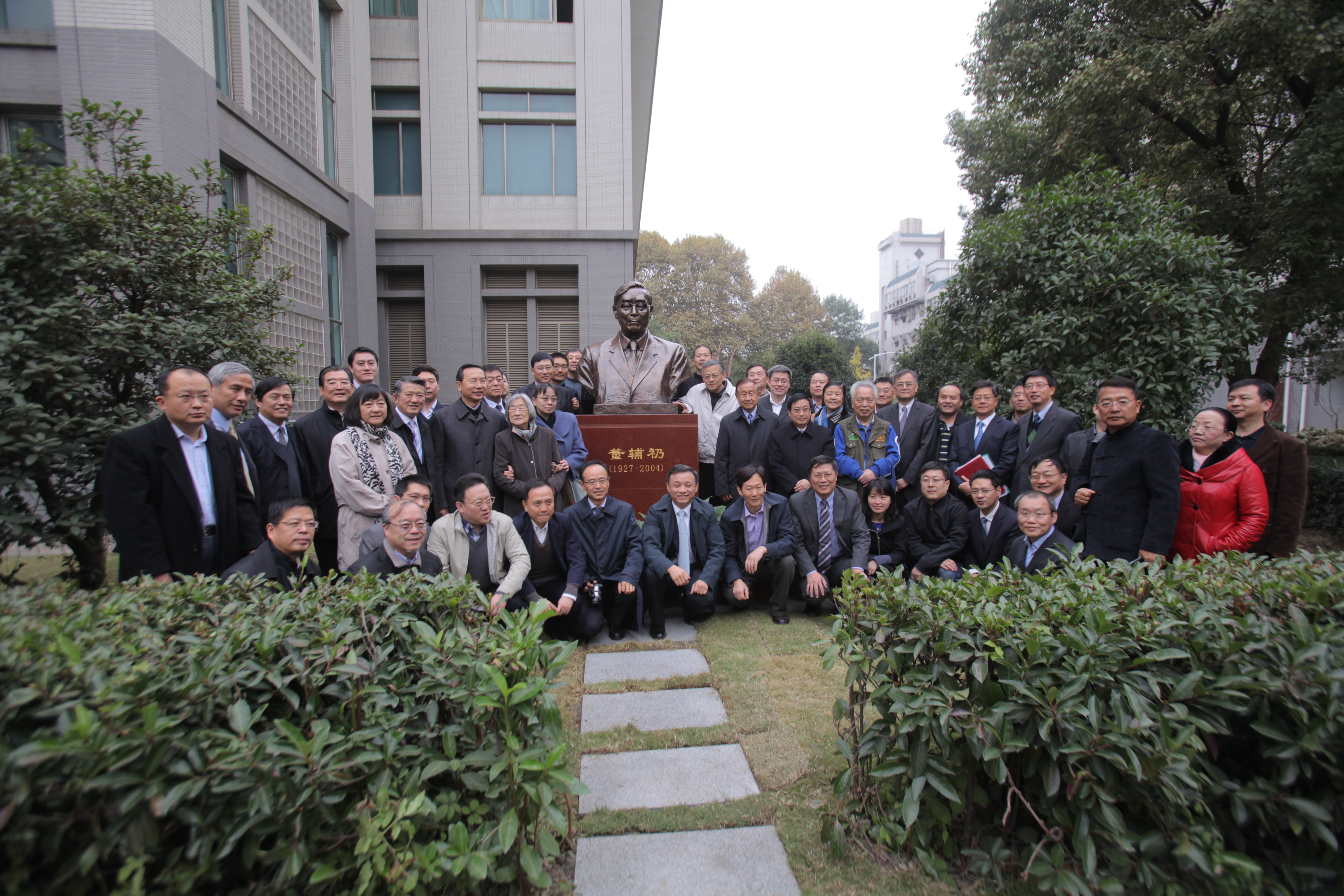 董辅礽先生雕像落成暨揭幕仪式在我院举行-武汉大学经济与管理学院