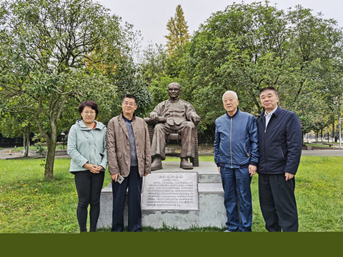 随后,到访人员前往西南财经大学柳林校区参拜经济系老校友彭迪先先生